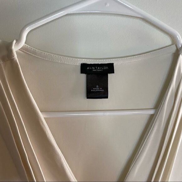 White Anne Taylor Tank Top Sleeveless Blouse size Small Business Casual - Picture 2 of 4